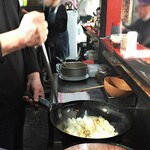 新ちゃん - 焼めし調理中