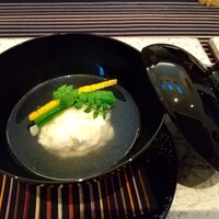 日本料理 TOBIUME - 福の旨味
                      天然とらふぐの出汁
                      とらふぐの真丈
                      器はガラスです♡