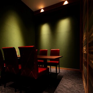 最大6名様(テーブル完全個室②とつなげて最大12名様まで対応可能)