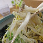 麺屋 彩未 - 醤油ラーメンの野菜のアップ　【　２０１２年８月　】