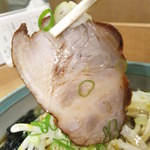 麺屋 彩未 - 醤油ラーメンのチャーシューのアップ　【　２０１２年８月　】