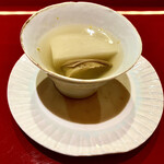 一心鮨 光洋 - 蒸し鮑（宮崎）～一心鮨らしくない薄味の蒸鮑とは。蒸鮑の柔らかさはあるが、ちょっと旨味が抜けているようだが、繊細な蕪の味わいに助けられている。