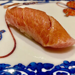 一心鮨 光洋 - 先日伺った博多『鮨さかい』での本鮪の筋の美味さの話になると、「さっそく、試してみましょう」と食べ比べることに・・・なんとも有難い。先ずは厚切り肉厚の旨味を堪能。