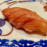 一心鮨 光洋 - お次は、薄切りの筋の旨味を。「う〜ん、やっぱり筋周りは歯応えと美味みがあるね〜」という結論に ♫