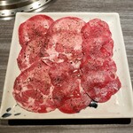 あぶり料理の権十楼 - 牛たん焼肉定食200gの牛たん　1391円