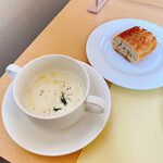 ビストロ・アッシュ - 本日のスープ 帯広産のメークインのスープとパン