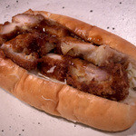 菓子とパン 大楠 - 「キチンカツパン」（330円）。華味鳥使用の豪華な惣菜パン。