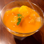 菓子とパン 大楠 - 「マンゴープリン」（350円）。とても濃厚なソースとプリンのコラボ。