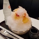 麻布茶房 - 氷フルーツカクテルソーダ(800円) ソーダ水をかけて食べる、フルーツかき氷。甘さ控えめ