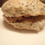 ベーカリー＆カフェ3110 - 五穀パン　ベジ気味ソーセージのリンケッツをはさんで。