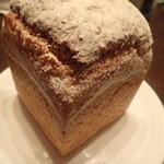 Bekariandokafesanichiichimaru - ライ麦食パン　1斤はホームベーカリーと同じような、底面が正方形に近いサイズミャ