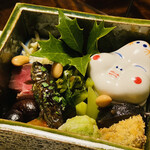 比良山荘 - ◉冬の琵琶湖で獲れる氷魚（ひうお）は鮎の稚魚で、体が氷のように透き通っているため氷魚」と呼ばれている。
      ◉春子はアマゴの稚魚で今が旬。
      ◉ きんこ（光参）はなまこを煮て干して乾燥させた加工食品。