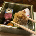 比良山荘 - ◎浜名湖産のスッポンの竜田揚げはカラッと揚がって美味い。
      八寸は彩りも味わいも素晴らしい一品である。