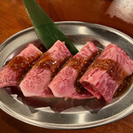 Grilled Kuroge Wagyu beef sirloin with sauce 980 yen (1078 yen including tax)