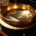 薩摩地鶏 吹上庵 - ぴかぴかに磨き上げられたすき焼き鍋。