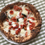 大衆イタリア食堂アレグロ - ピッツァは、マルゲリータ ビアンカ。モッツァレラチーズにバジルとトマトのシンプルな美味しさです。本当に生地が美味しいです！もちもち食感に焦げた部分のざっくり感もご愛嬌でむしろ美味しい。
