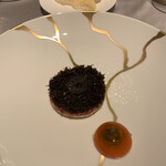 ASAHINA Gastronome - 熊本県桜肉＆黒トリュフ 極薄タルト仕立てにし、トリュフの香る卵黄のアンフュゼ