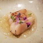 鮨 さかい - (01)炭火炙り阿古屋貝の貝柱、甘酢ジュレ掛け、紫蘇の花載せ
      真珠養殖に利用される「真珠母貝」の一つ
      産卵期は初夏〜初秋、旬は冬、性転換します
      程好いコリッ感、加熱により旨みが活性化しています