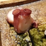 鮨 さかい - (02)真蛸（福岡県志賀島産・雌）の桜煮
      産卵期は初夏～初秋、2度目の旬となる晩秋～冬は旨味が強い
      雌は軟らかな繊維質なので、食べ易く噛むほどに旨みが拡がり、柚子の香りが喉から鼻に立ち登る様に薫ります