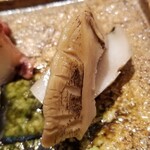 鮨 さかい - (03)黒鮑(佐賀県唐津産)の酒蒸し
      黒鮑の産卵期は秋～冬、旬は初夏～夏
      禁漁期が解禁直後の黒鮑は旬ほどの旨みは無いが初物らしい初々しさがあります
      蒸し時間も旬の時期より短めで黒鮑の弾力を楽しみました