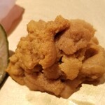 鮨 さかい - (06)紫雲丹(山口県萩産)
      紫雲丹の産卵期は初夏～晩夏、旬は初夏～晩夏
      北紫雲丹よりも弱く穏やかな甘みが特徴
      後味に雑味が無くスッキリとしています