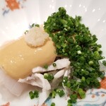 鮨 さかい - (08)虎河豚(佐賀県唐津産)の身と皮、鮟肝(島根県産)ソース掛け
      裏漉した鮟肝に酢を加えて、まるで鮟肝マヨネーズ
      虎河豚の旨みに加え、円やかでコクのあるソースで特濃な味わい