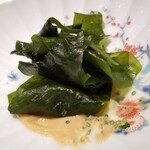 鮨 さかい - (08)鮟肝(島根県産)ソース、若布
      鮟鱇の産卵期は春～初夏、旬は秋～春
      島根の鮟肝はやや硬く主張のある味わいなのでこういう使い方が合っていると思います
      若布を使って拭い取る様に頂きました。