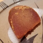 鮨 さかい - (09)炭火炙り自家製唐墨(兵庫県坊勢産)
      丁寧に塩抜きされた唐墨、ゆゆ強めに炙ってあり芳ばしい
      表面に旨みが濃縮された汗が浮かび、味蕾を刺激します
      そして微かな塩味もアクセントになっています。