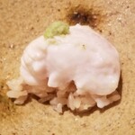 鮨 さかい - (11)炭火焼き虎河豚白子(産地聞き忘れ)のマイクロ丼
      炭火焼き白子は表面の皮の下にトロトロになった上品でコクのあるクリームが充ちています。
      シャリと混ぜ合わせてリゾットの様に頂きました。