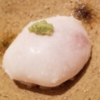 鮨 さかい - (11)炭火焼き虎河豚白子(産地聞き忘れ)のマイクロ丼
                炭火焼き白子は表面の皮の下にトロトロになった上品でコクのあるクリームが充ちています。
                シャリと混ぜ合わせてリゾットの様に頂きました。