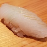 鮨 さかい - (12)障泥烏賊(アオリイカ)(長崎県五島列島産、2.5kg、雄、3日寝かせ)
      産卵期は春～初夏、旬は初春～夏、寿命1年
      厚めの身は少しの歯応えを残しつつねっとり、しっかりした甘みを感じました。