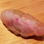 鮨 さかい - (13)赤鯥ヅケ(長崎県対馬列島産、紅瞳、雌、7日熟成)
      産卵期は初夏～初秋、旬は晩秋～晩冬
      北→南へ下るほど脂のりはサッパリ
      雌は雄よりサイズが大きく脂のりは穏やかに
      旨みと甘み、口腔内に余韻が残る