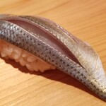 鮨 さかい - (14)小鰭(熊本県天草産)
      産卵期は春、旬はそれぞれ、新子は初夏
      小鰭は夏、鮗は冬、寿命3年
      塩振りと〆具合は旨みと香りのバランスが絶妙で好き
      魚の成長度合いによって塩振り量が変わる熟練の技が必要