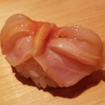 鮨 さかい - (15)赤貝(山口県宇部産)
      産卵期は初夏～夏、旬は冬~春
      瀬戸内海産の貝類や雲丹は日本海や大平洋側に比べると味わいが穏やかです。
      閖上の様な個性は無いですが、その分だけ臭み無く食べ易い
