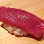 鮨 さかい - (16)本鮪赤身ヅケ(静岡県下田産、延縄、やま幸、173kg)
      日本近海の本鮪の産卵期は春～夏、旬は初秋～冬
      赤身独特の風味とコクがあります
      軽い漬け、酸味はほのかにあり、旨みが華やかです