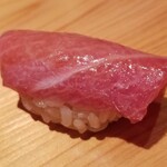 鮨 さかい - (17)本鮪大トロ(静岡県下田産、延縄、やま幸、173kg)
      最初の大トロはやや中トロに近い部位で濃い脂の旨みと甘み、微かな酸味を温かなシャリで引き立てます。