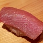 鮨 さかい - (18)本鮪大トロ(静岡県下田産、延縄、やま幸、173kg)
      ２つ目の大トロはキメ細やかなサシが入り、更に脂のりの良い大トロでした。
      本鮪らしい酸味が、脂の旨みと薫りを引き立てます。