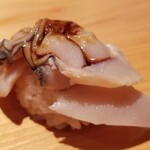鮨 さかい - (20)煮蛤(千葉県九十九里浜産)
      蛤は初夏～夏が産卵期で禁漁期間、旬は産卵前の春～初夏
      軟らかく煮られた蛤は、仕上がりの良さで九十九里産を使うそう
      蛤の味わいもいいいですが、穏やかなツメが好み