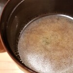 鮨 さかい - (21)松葉蟹出汁の赤出汁
      以前、臭みを取る為に焼いてから出汁を取られているのですか？と問うたところ丁寧に洗うのだそう
      焼きに比べて物凄く大変ですが、良い出汁が取れています