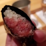 鮨 さかい - (24)トロ巻き
      適度に脂ののったトロを山葵と合わせて、すっきりとした後味に仕上げてあります