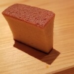 鮨 さかい - (25)玉(芝海老と大和芋の擂り身入り)
      芝海老と大和芋で、ふっくら&しっとりの焼き上がり、穏やかな甘さが印象的です。