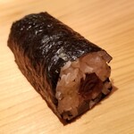 鮨 さかい - (26)干瓢巻き
      海苔の薫りが素晴らしく、握りっていない分だけ赤酢のシャリの美味しさを素直に感じ取れます。