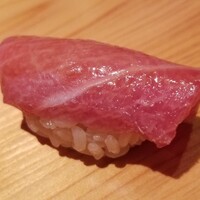 鮨 さかい - (17)本鮪大トロ(静岡県下田産、延縄、やま幸、173kg)
                最初の大トロはやや中トロに近い部位で濃い脂の旨みと甘み、微かな酸味を温かなシャリで引き立てます。