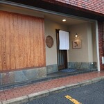 Yasuda - 住宅街のマンションの1階にあります