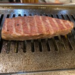 焼肉の浩養園 - カイノミステーキです。ひっくり返したところです。