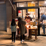 巣鴨ときわ食堂 - 【2021年02月】店頭でのフライ販売の風景。