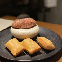 焼肉うしごろ 表参道店 - 厳選和牛のタルタルユッケ　イタリアの揚げパンニョッコフリットと共に