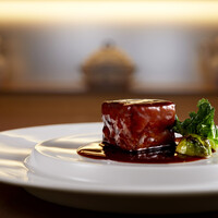 松阪ポークの四角い黒酢豚（中華蒸しパン添え）