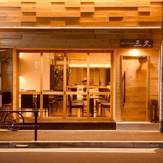 1階【炭火焼鳥三久】で、焼鳥やおばんざいを堪能！