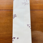 比良山荘 - ☆お土産の「比良山荘」名物、鮎のなれ寿司。
      ◎琵琶湖の最高級の鮎と米を熟成、発酵させた自家製のなれ寿司は、まろやかな味で食べやすく絶品な味わい。
      